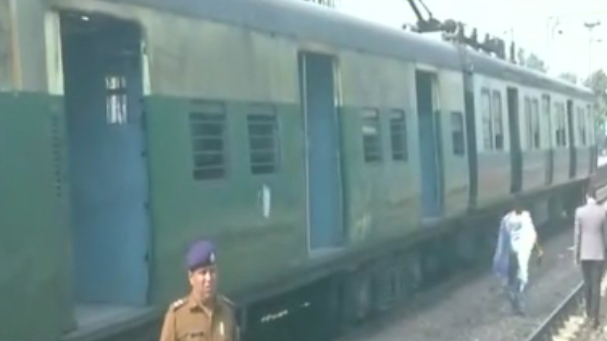 Delhi: Nizamuddin-Ghaziabad EMU Train Derails Near Shivaji Bridge